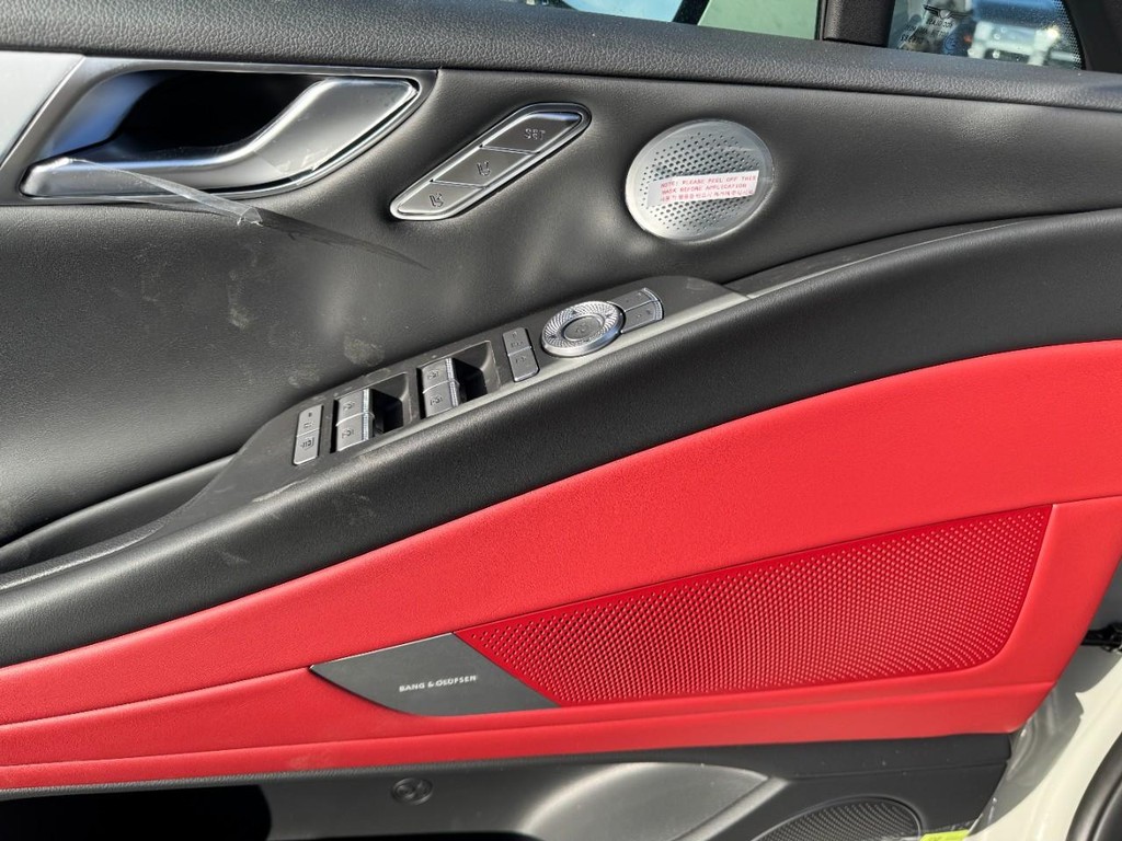 Genesis G80 Vehicle Full-screen Gallery Image 10