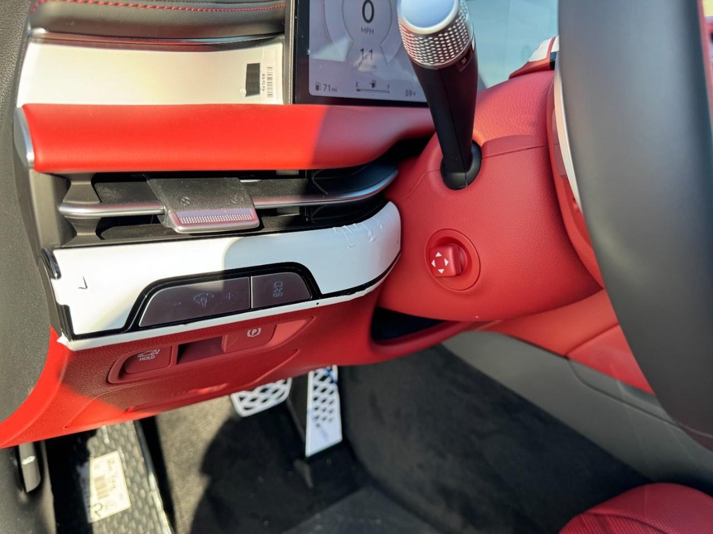 Genesis G80 Vehicle Full-screen Gallery Image 11