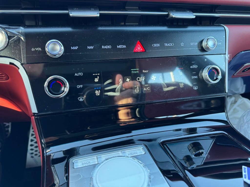 Genesis G80 Vehicle Full-screen Gallery Image 14
