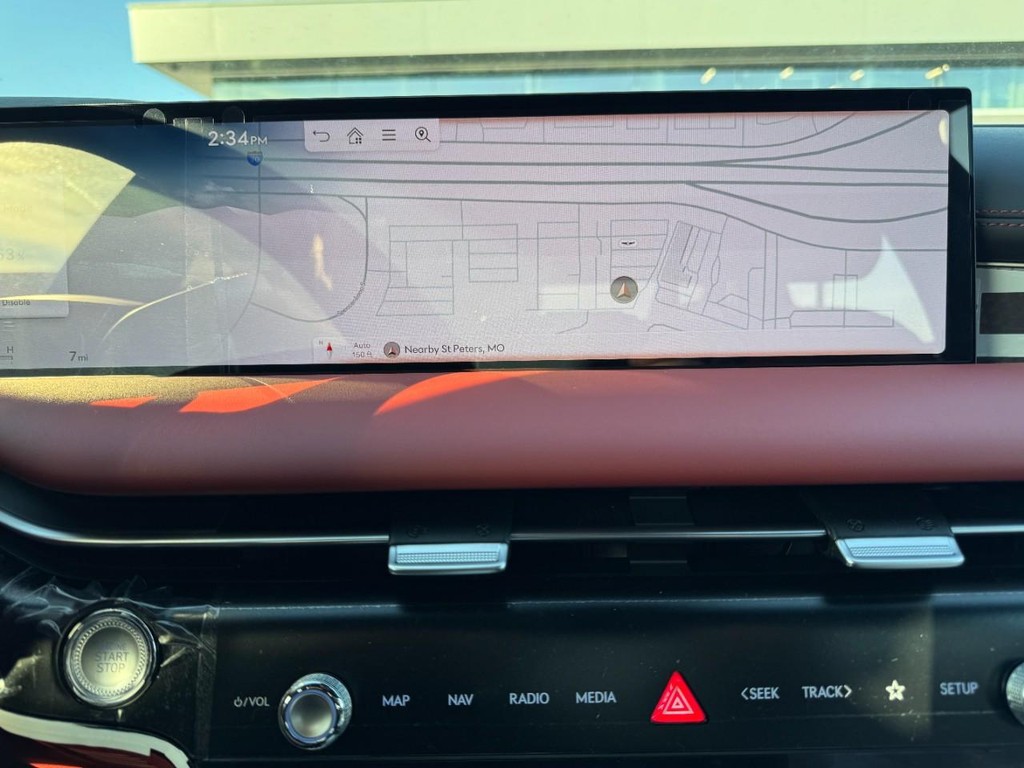 Genesis G80 Vehicle Full-screen Gallery Image 16