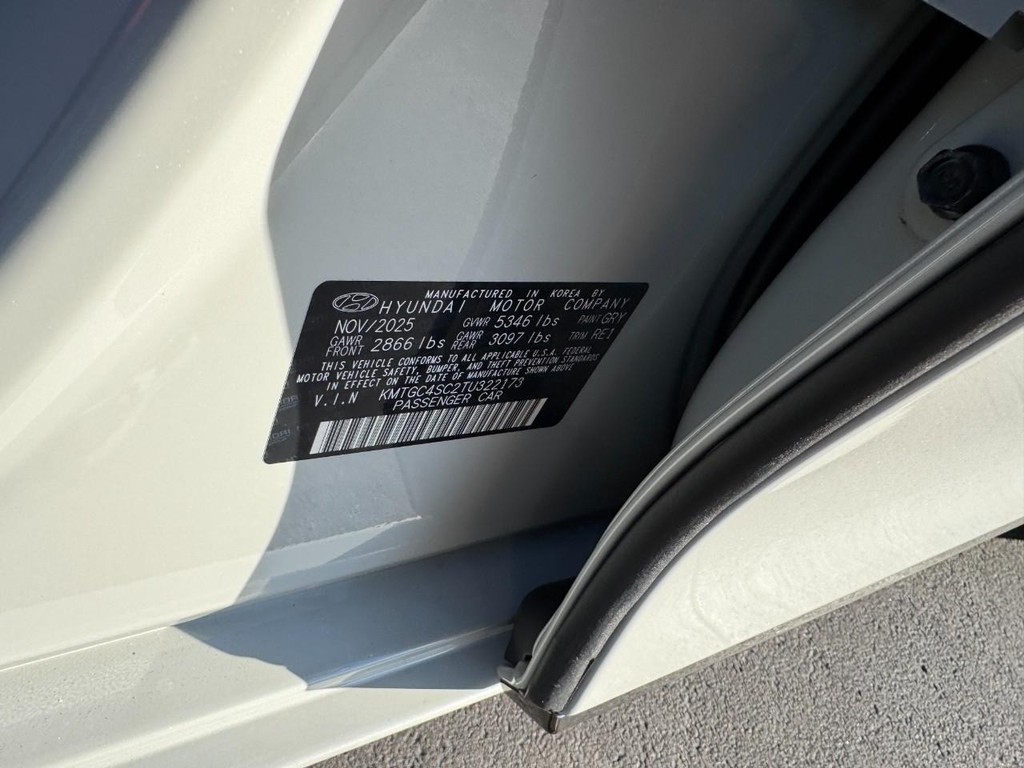 Genesis G80 Vehicle Full-screen Gallery Image 19