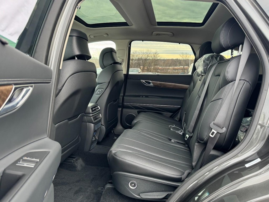 Genesis GV80 Vehicle Full-screen Gallery Image 07