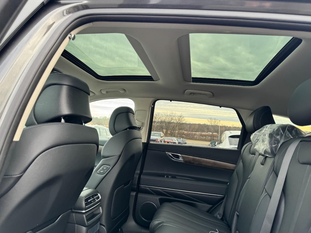 Genesis GV80 Vehicle Full-screen Gallery Image 08