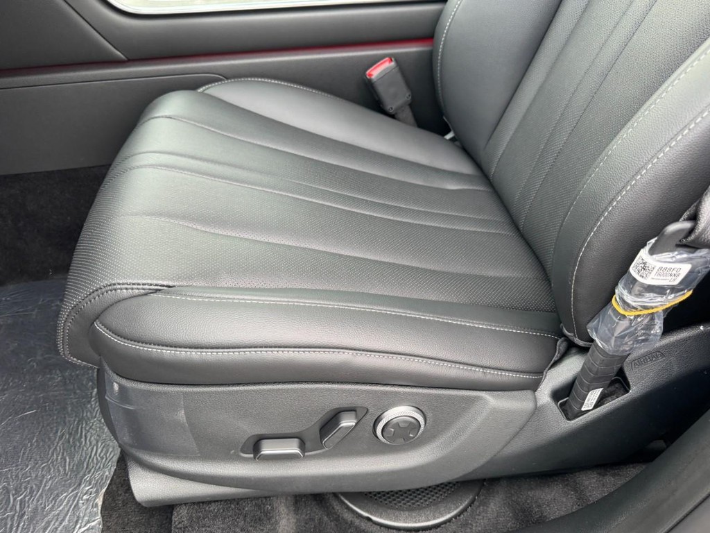 Genesis GV80 Vehicle Full-screen Gallery Image 09