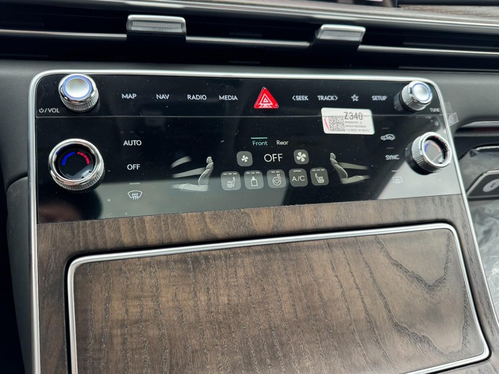 Genesis GV80 Vehicle Full-screen Gallery Image 14
