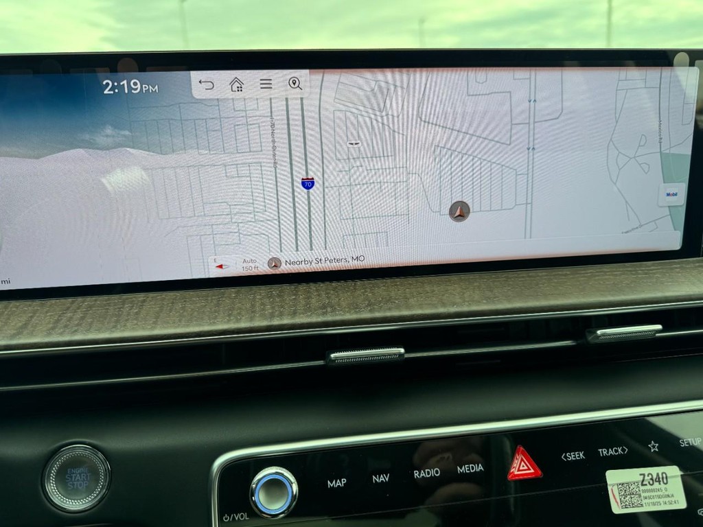 Genesis GV80 Vehicle Full-screen Gallery Image 16