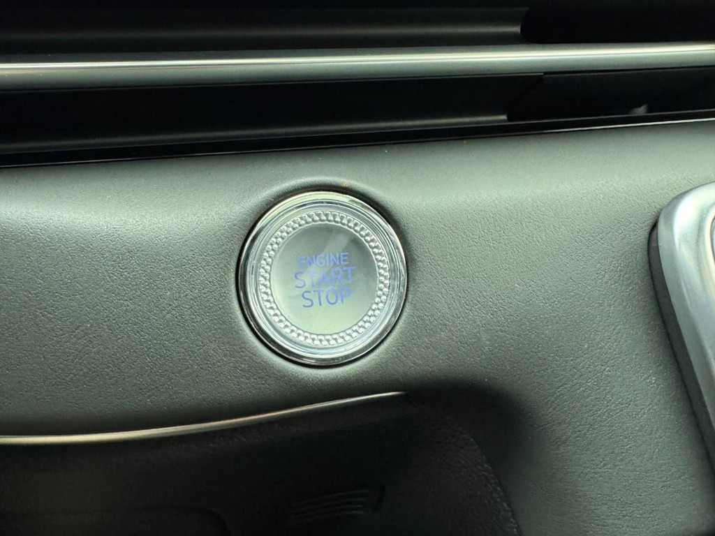 Genesis GV80 Vehicle Full-screen Gallery Image 18