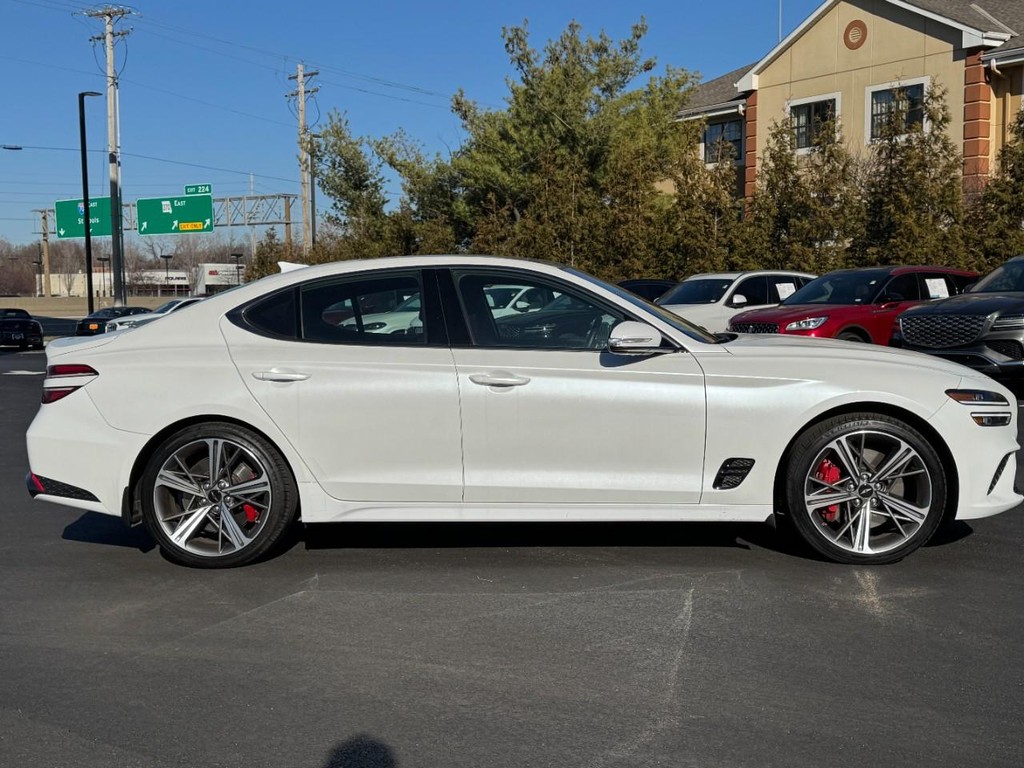 Genesis G70 Vehicle Full-screen Gallery Image 02