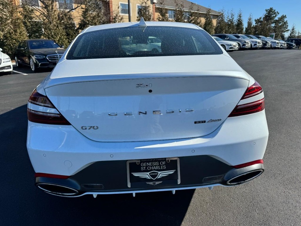 Genesis G70 Vehicle Full-screen Gallery Image 04