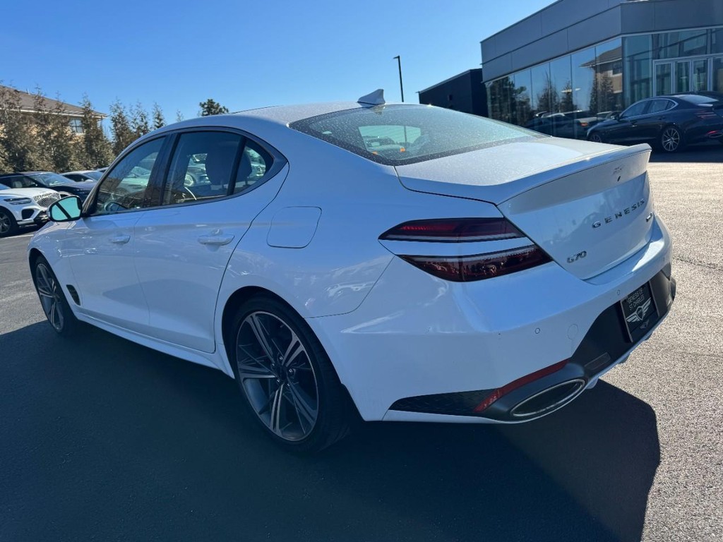 Genesis G70 Vehicle Full-screen Gallery Image 05