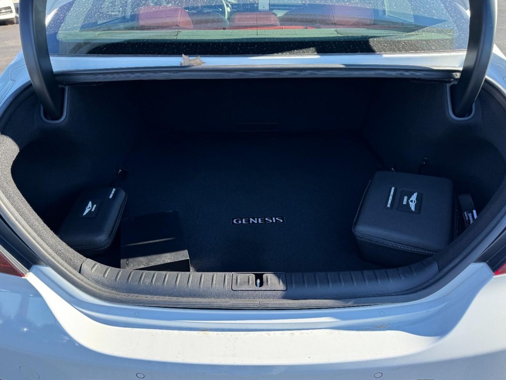 Genesis G70 Vehicle Full-screen Gallery Image 06