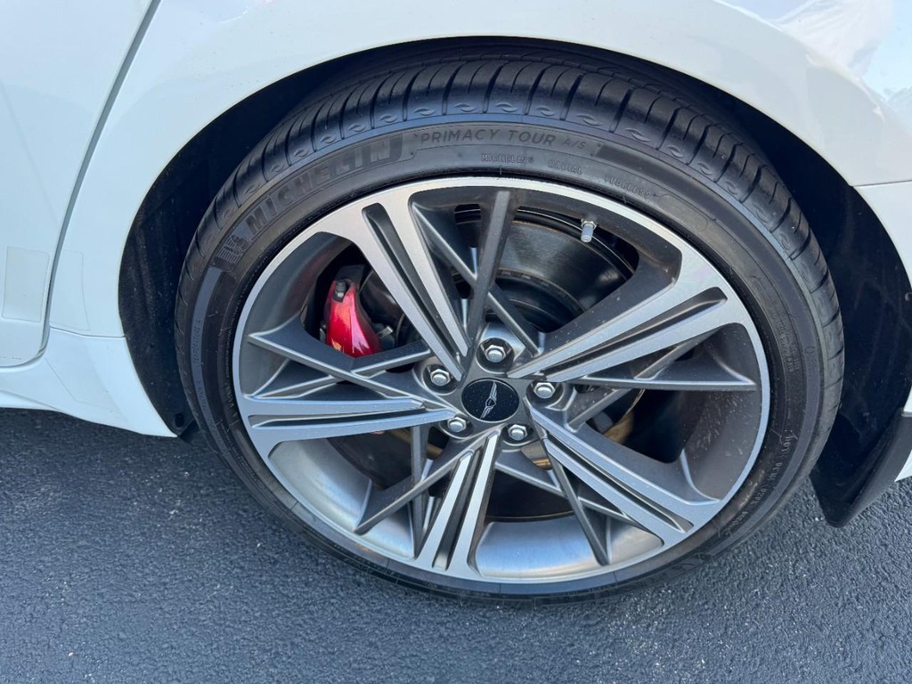 Genesis G70 Vehicle Full-screen Gallery Image 07