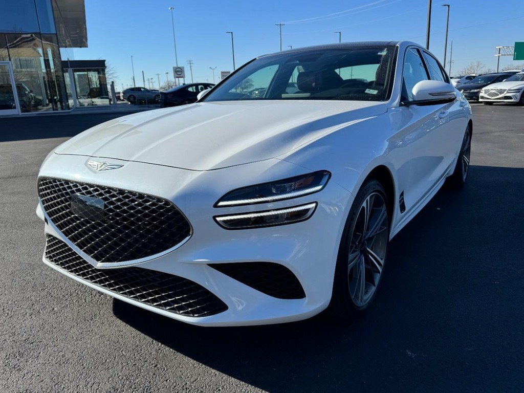 Genesis G70 Vehicle Full-screen Gallery Image 08