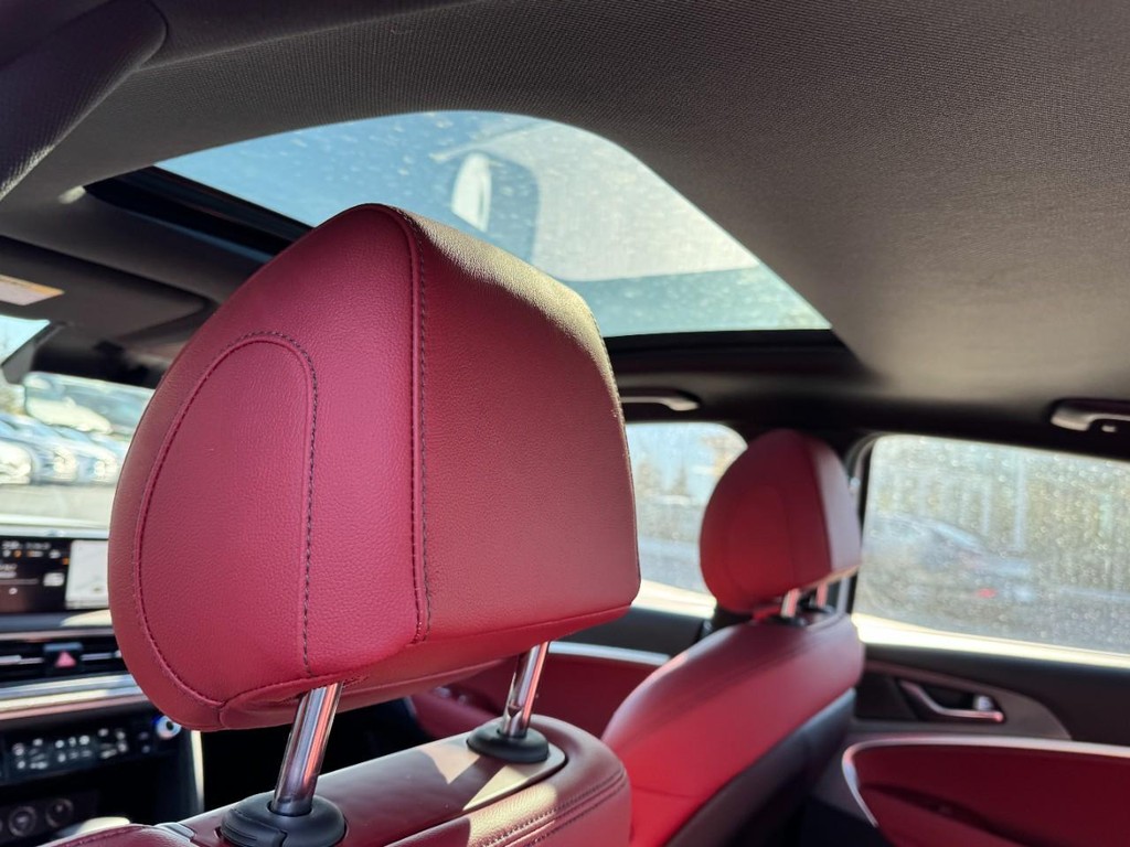 Genesis G70 Vehicle Full-screen Gallery Image 11