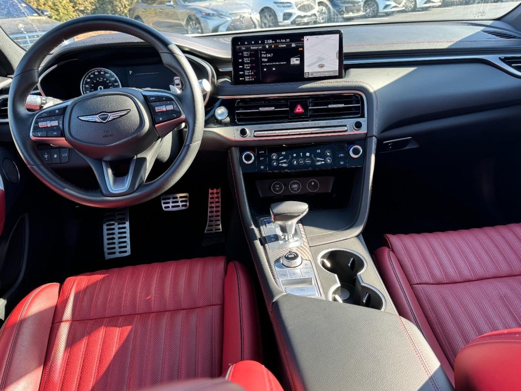 Genesis G70 Vehicle Full-screen Gallery Image 12