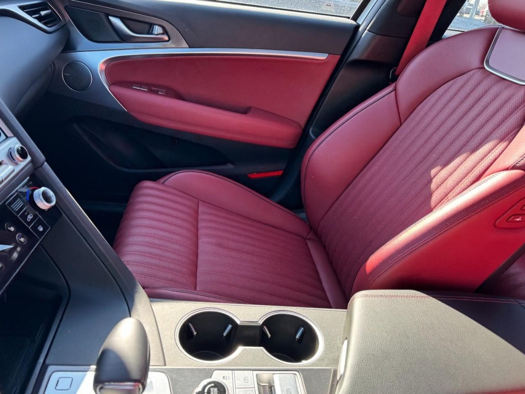 Genesis G70 Vehicle Full-screen Gallery Image 14