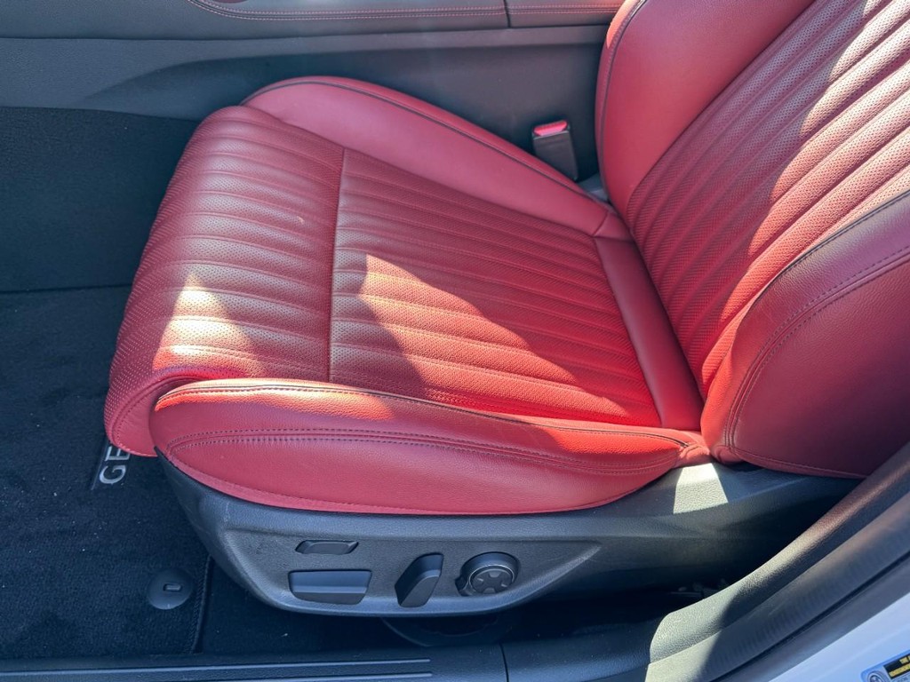 Genesis G70 Vehicle Full-screen Gallery Image 15