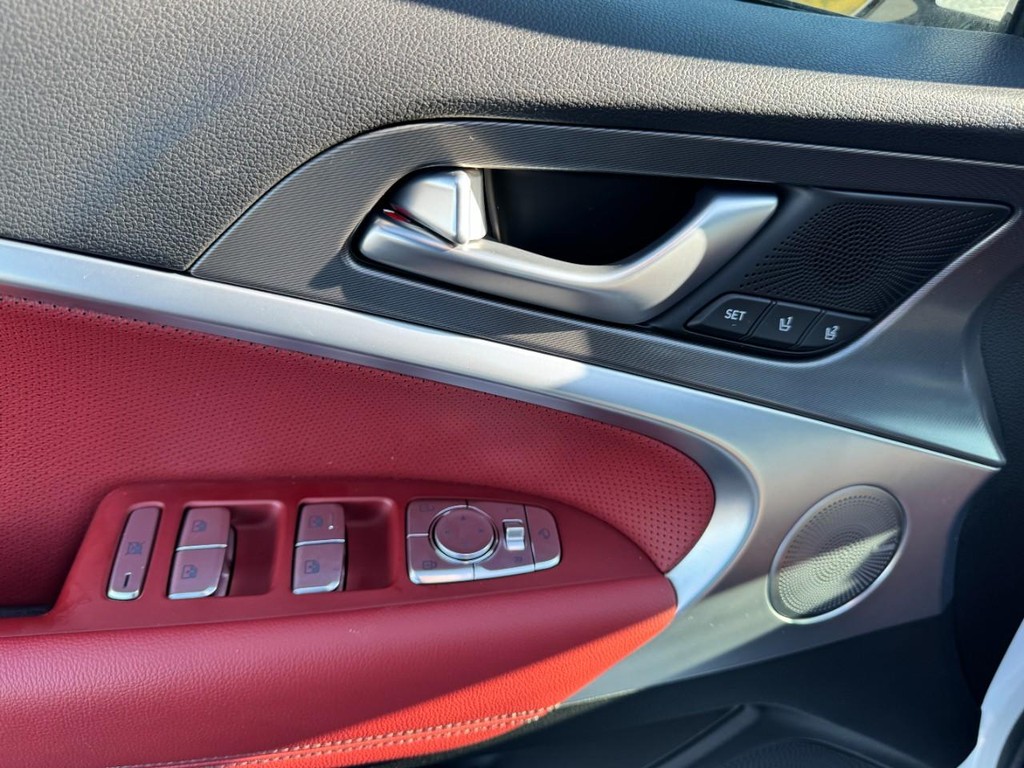 Genesis G70 Vehicle Full-screen Gallery Image 16