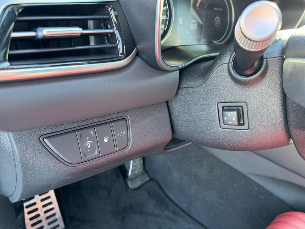 Genesis G70 Vehicle Full-screen Gallery Image 17