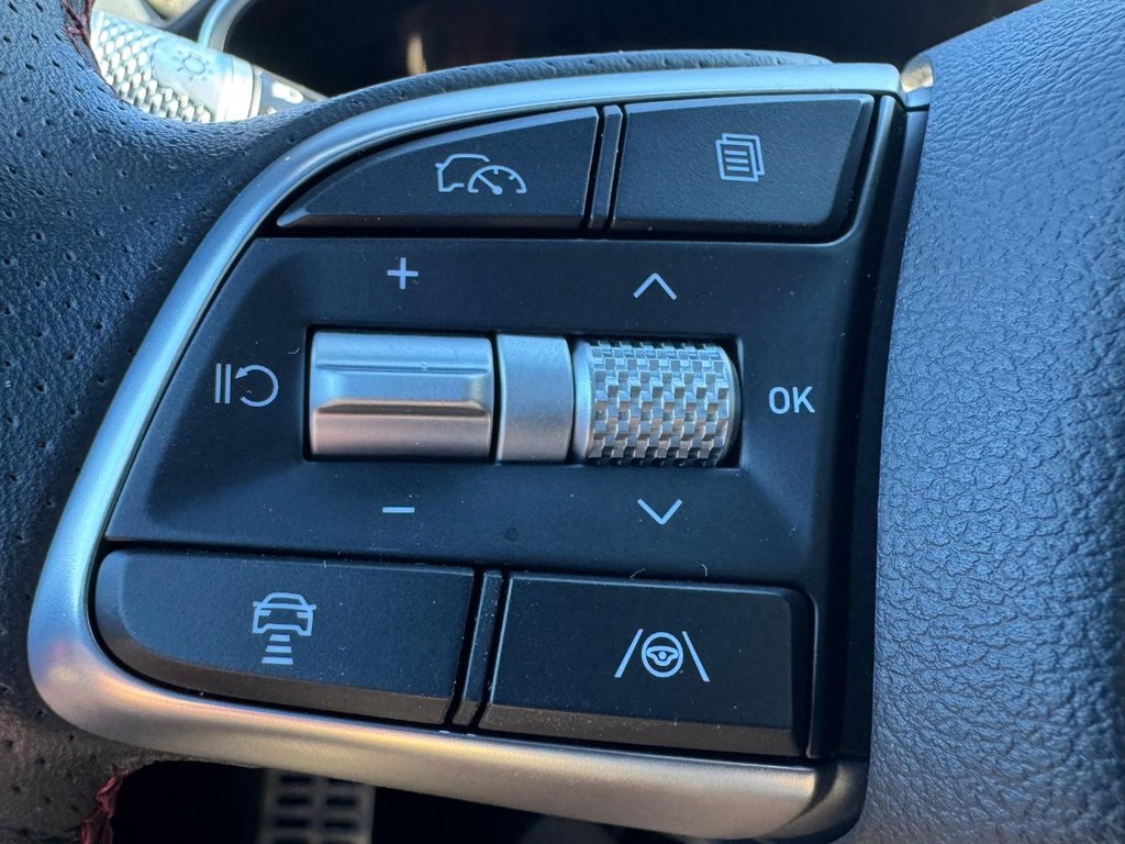 Genesis G70 Vehicle Full-screen Gallery Image 18