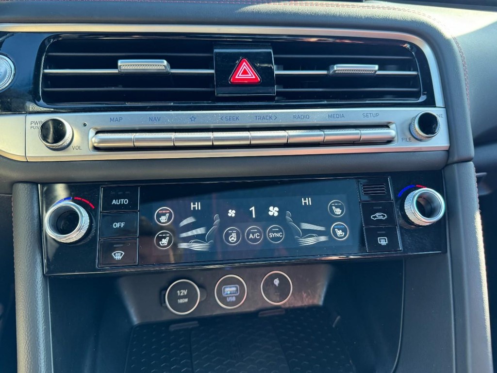 Genesis G70 Vehicle Full-screen Gallery Image 20