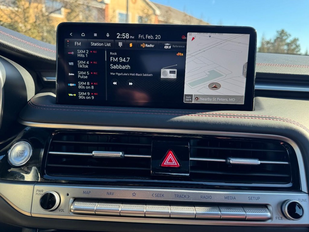 Genesis G70 Vehicle Full-screen Gallery Image 21