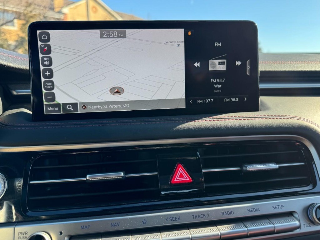 Genesis G70 Vehicle Full-screen Gallery Image 22