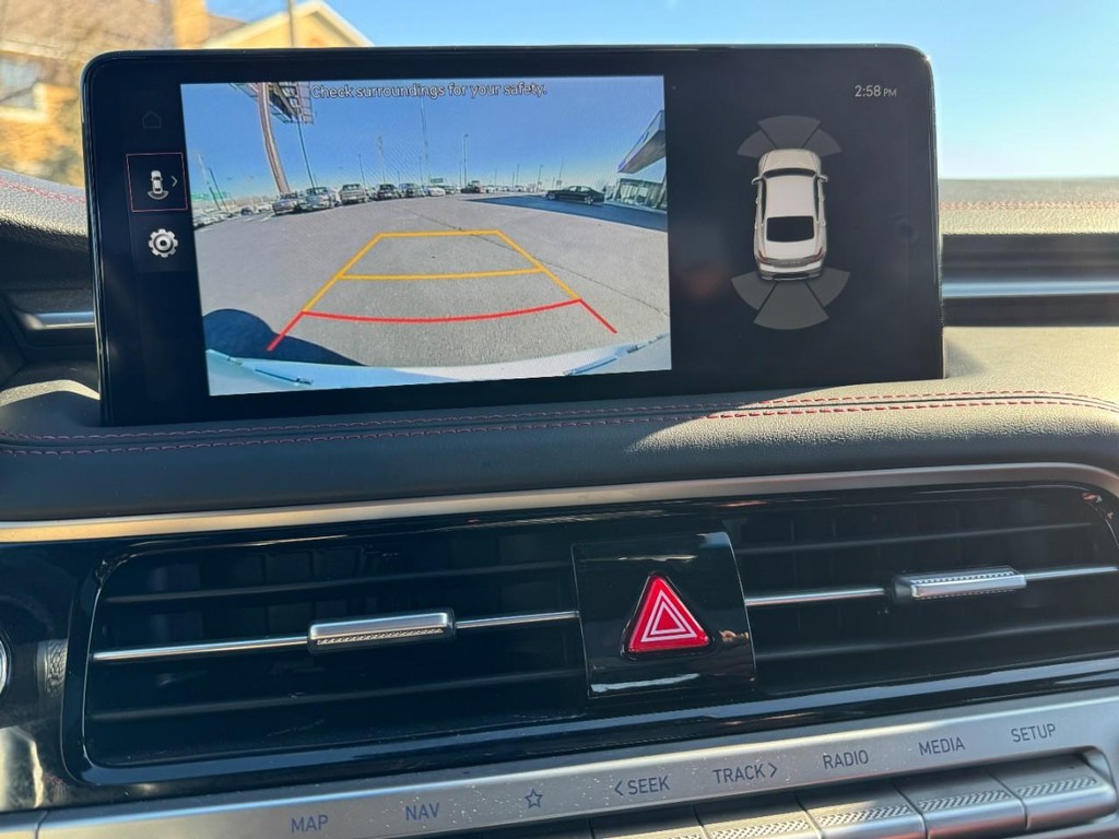 Genesis G70 Vehicle Full-screen Gallery Image 23