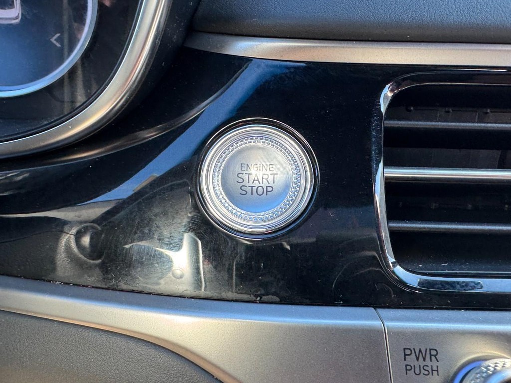 Genesis G70 Vehicle Full-screen Gallery Image 24