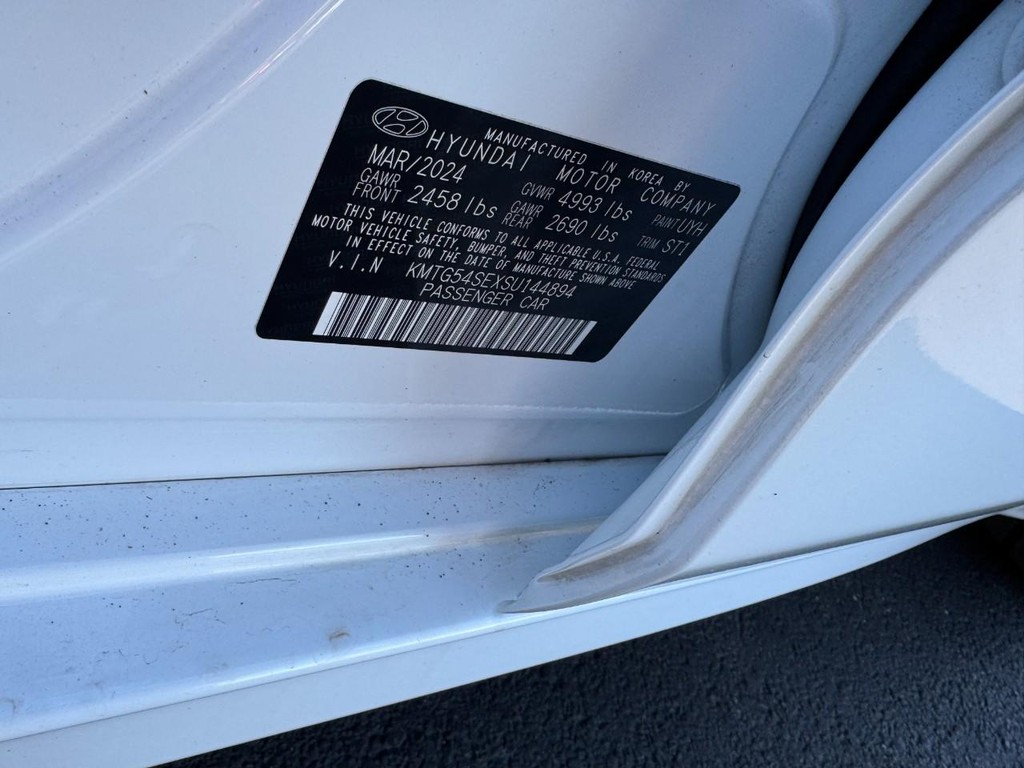 Genesis G70 Vehicle Full-screen Gallery Image 26