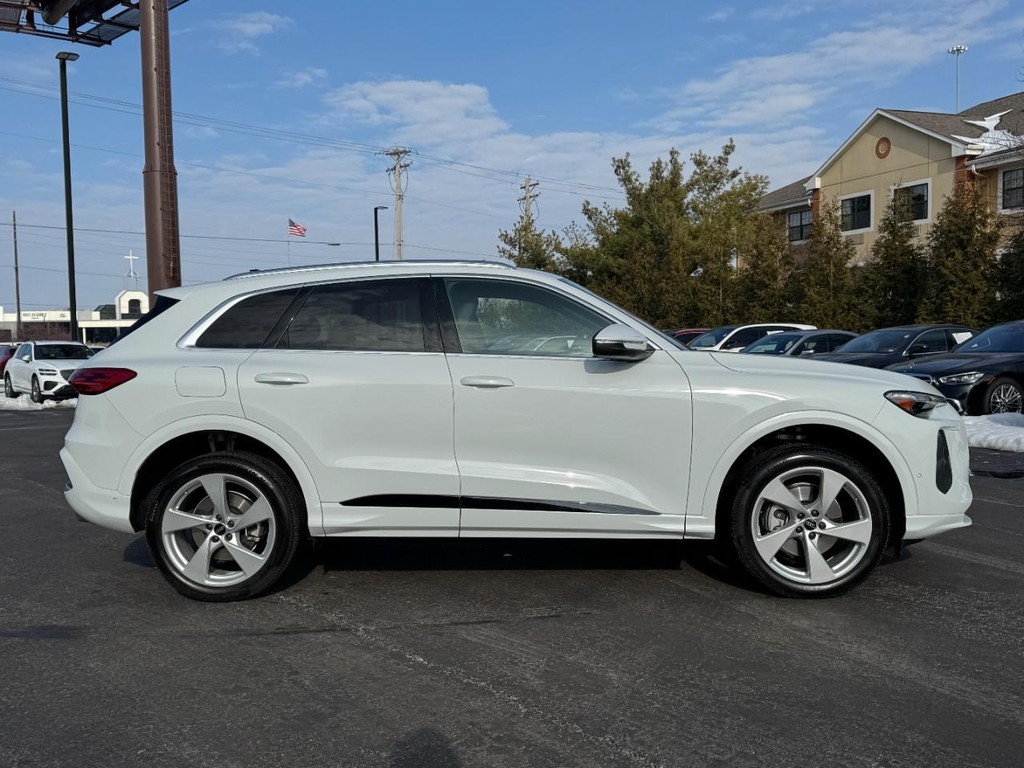 Audi Q5 Vehicle Full-screen Gallery Image 02