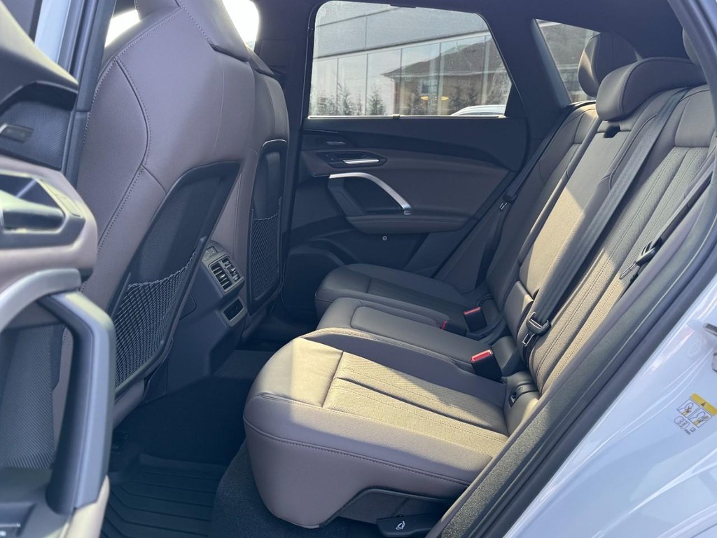 Audi Q5 Vehicle Full-screen Gallery Image 10