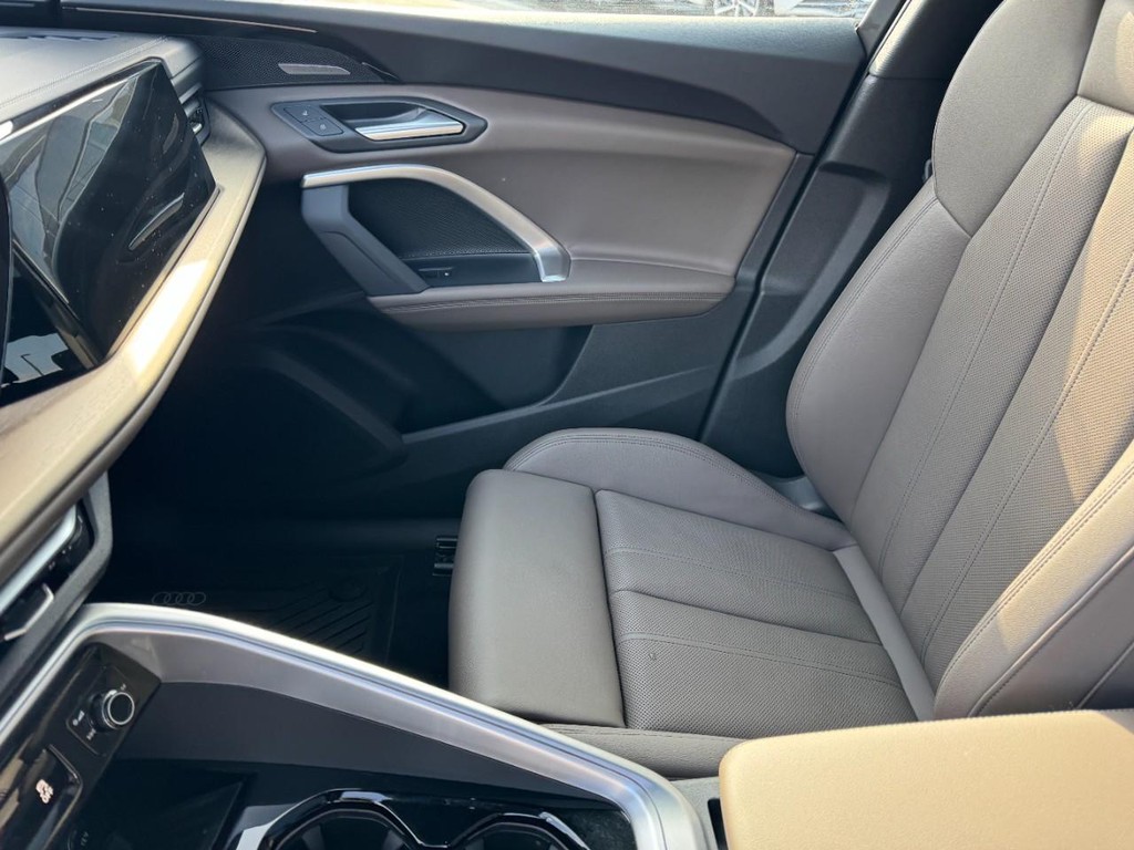 Audi Q5 Vehicle Full-screen Gallery Image 13