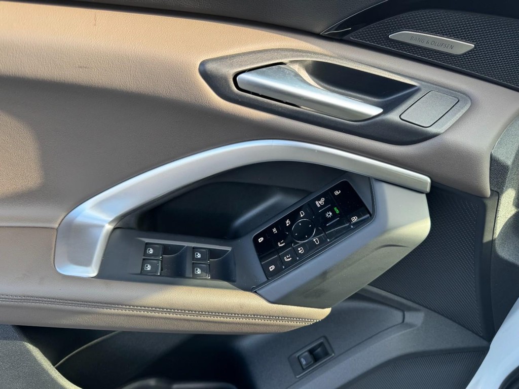 Audi Q5 Vehicle Full-screen Gallery Image 15