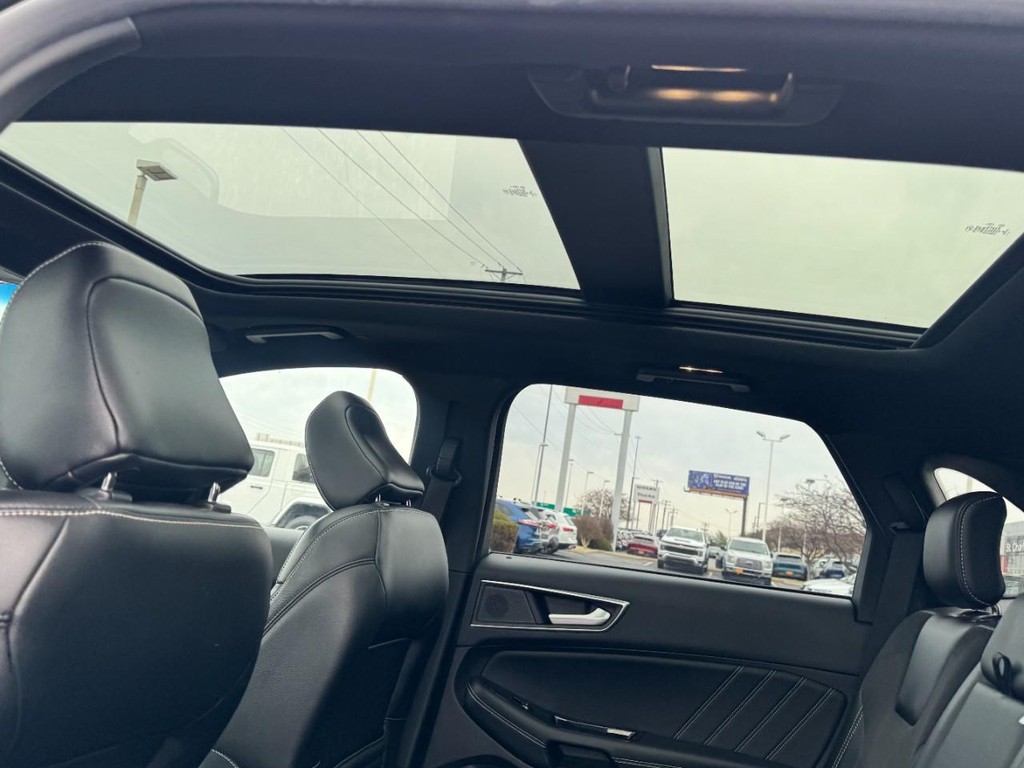 Ford Edge Vehicle Full-screen Gallery Image 11