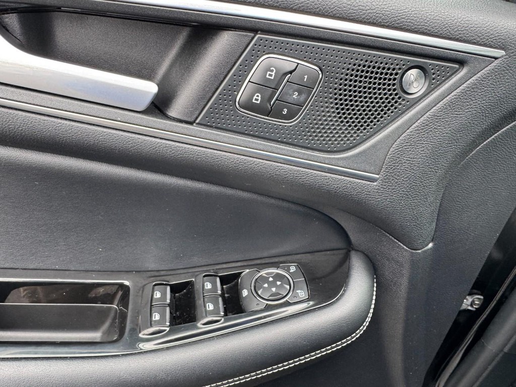 Ford Edge Vehicle Full-screen Gallery Image 16