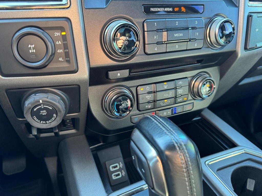 Ford F-150 Vehicle Full-screen Gallery Image 19