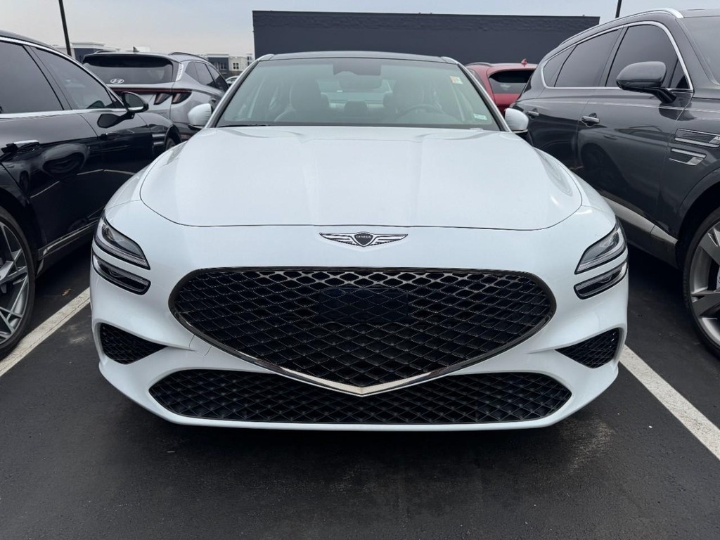 Genesis G70 Vehicle Full-screen Gallery Image 02