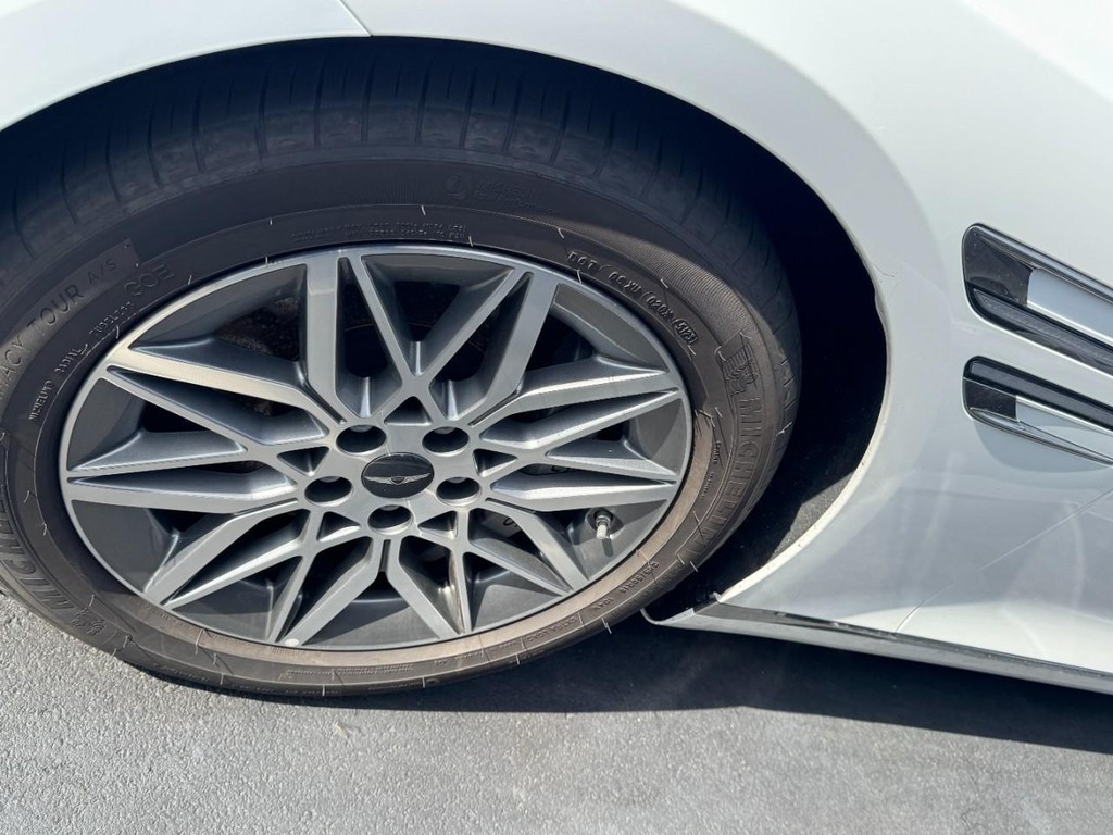 Genesis G80 Vehicle Full-screen Gallery Image 04