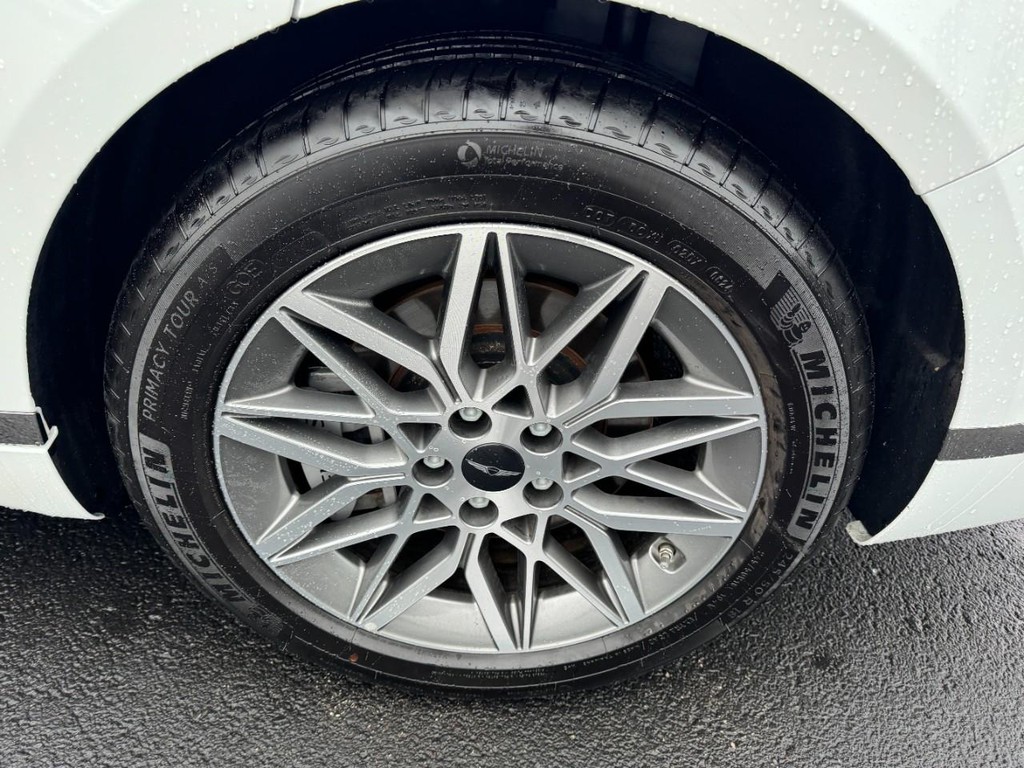 Genesis G80 Vehicle Full-screen Gallery Image 07