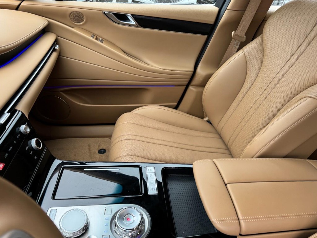 Genesis G80 Vehicle Full-screen Gallery Image 13