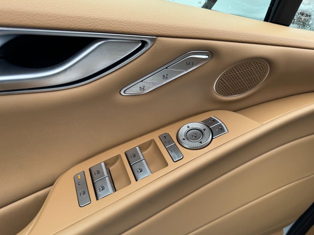 Genesis G80 Vehicle Full-screen Gallery Image 16