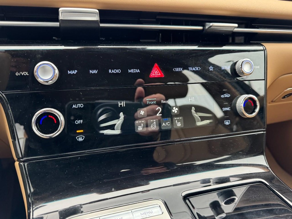 Genesis G80 Vehicle Full-screen Gallery Image 19