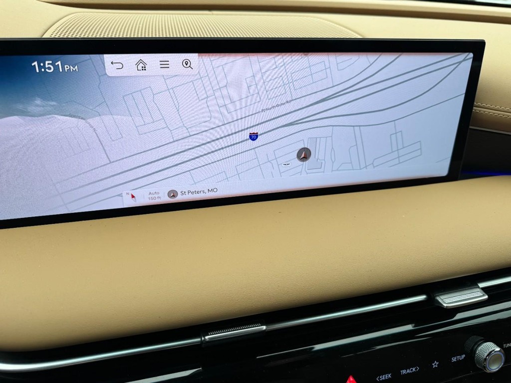 Genesis G80 Vehicle Full-screen Gallery Image 21