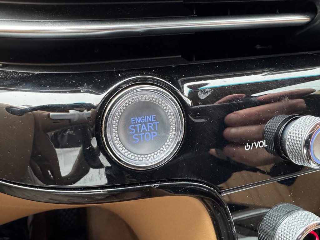 Genesis G80 Vehicle Full-screen Gallery Image 23