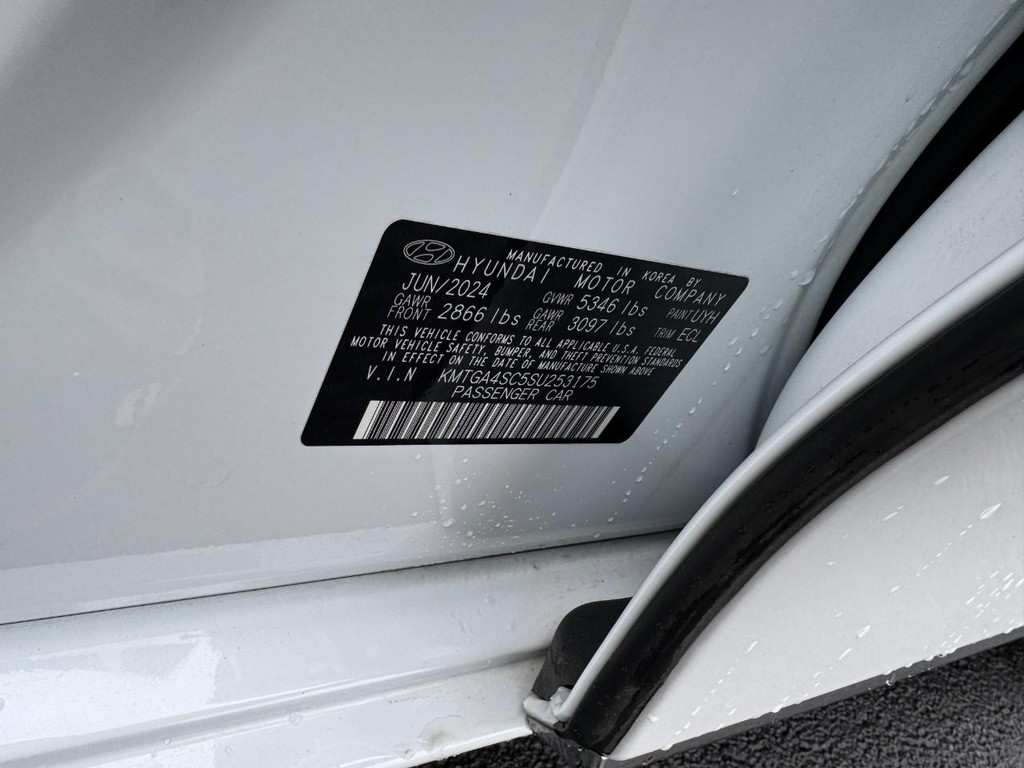 Genesis G80 Vehicle Full-screen Gallery Image 25