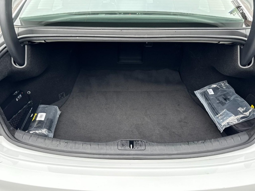 Genesis G80 Vehicle Full-screen Gallery Image 06