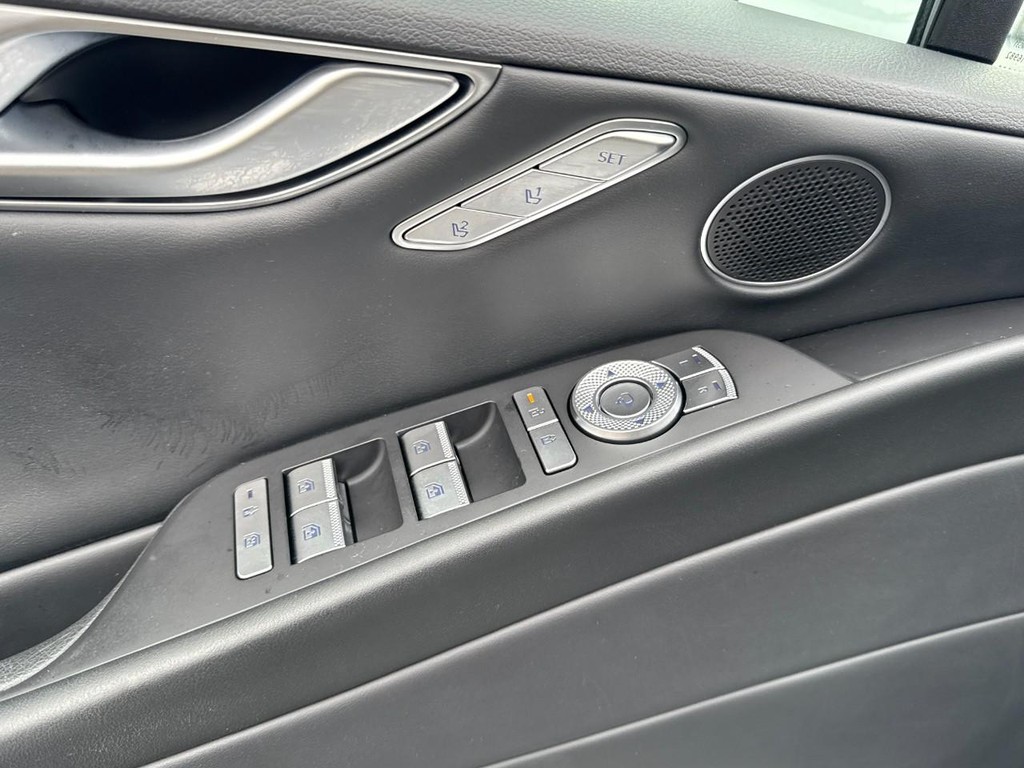 Genesis G80 Vehicle Full-screen Gallery Image 15