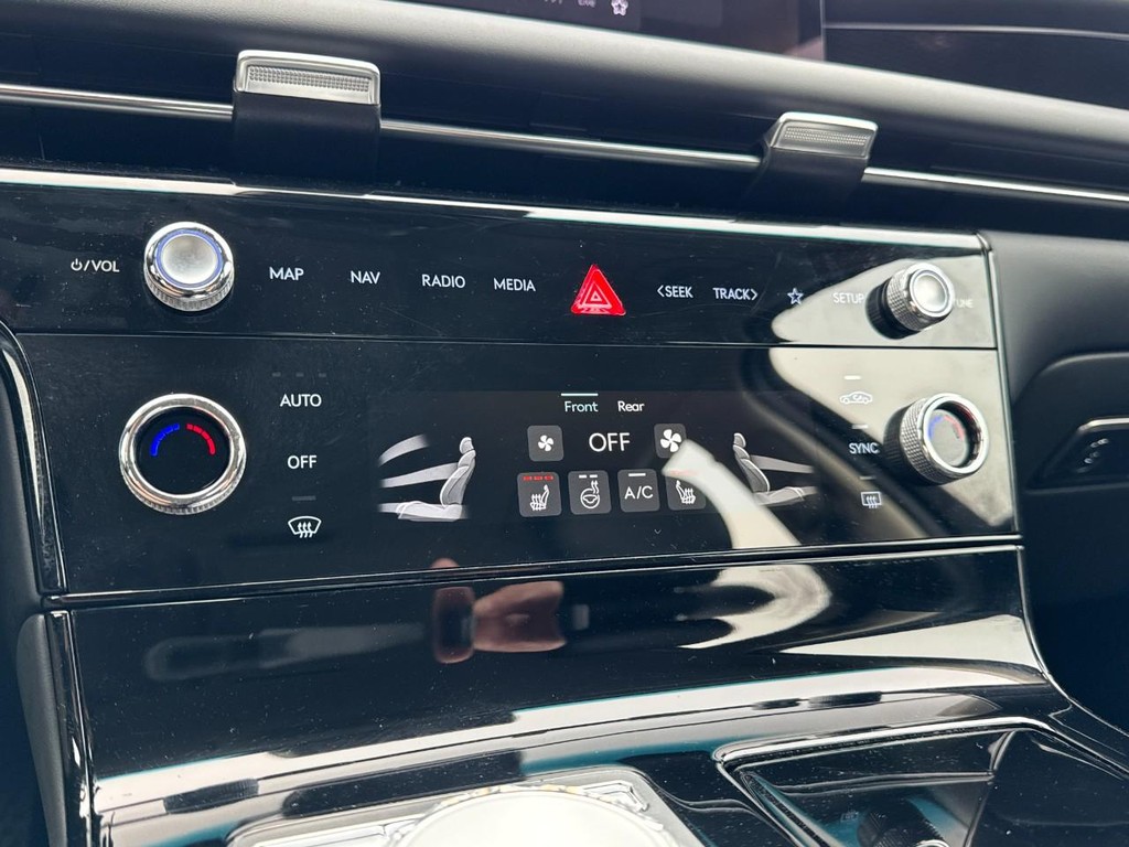 Genesis G80 Vehicle Full-screen Gallery Image 19