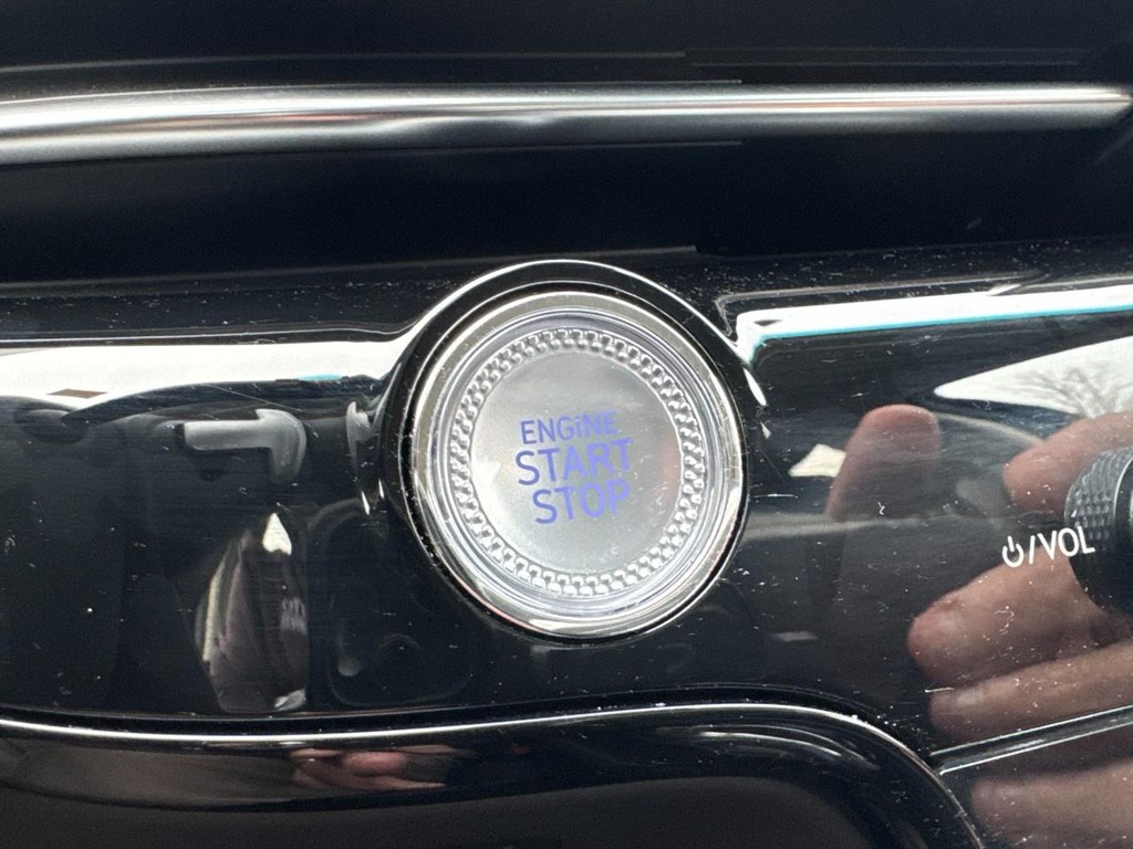 Genesis G80 Vehicle Full-screen Gallery Image 23